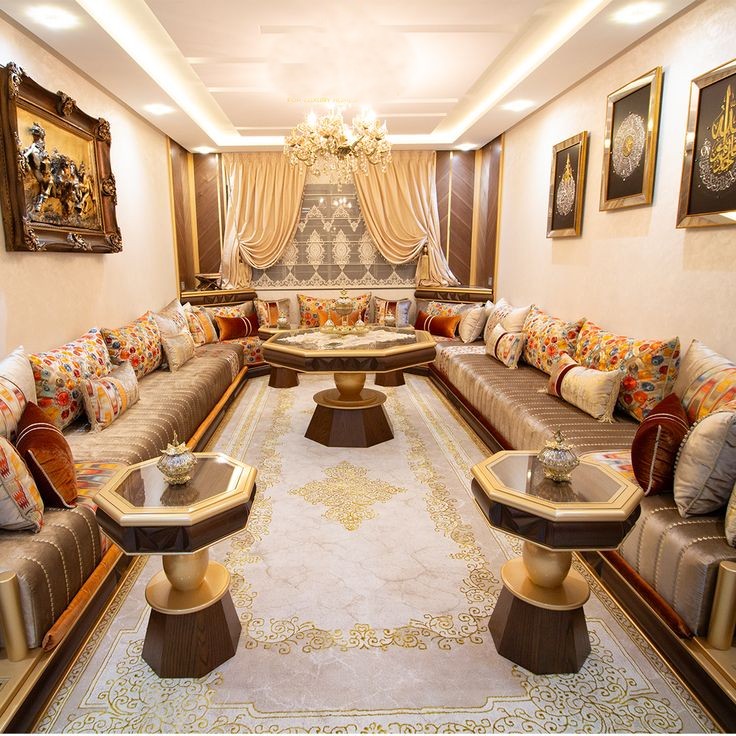 Salon élégant et lumineux avec canapés beiges, table basse centrale et grand lustre doré.